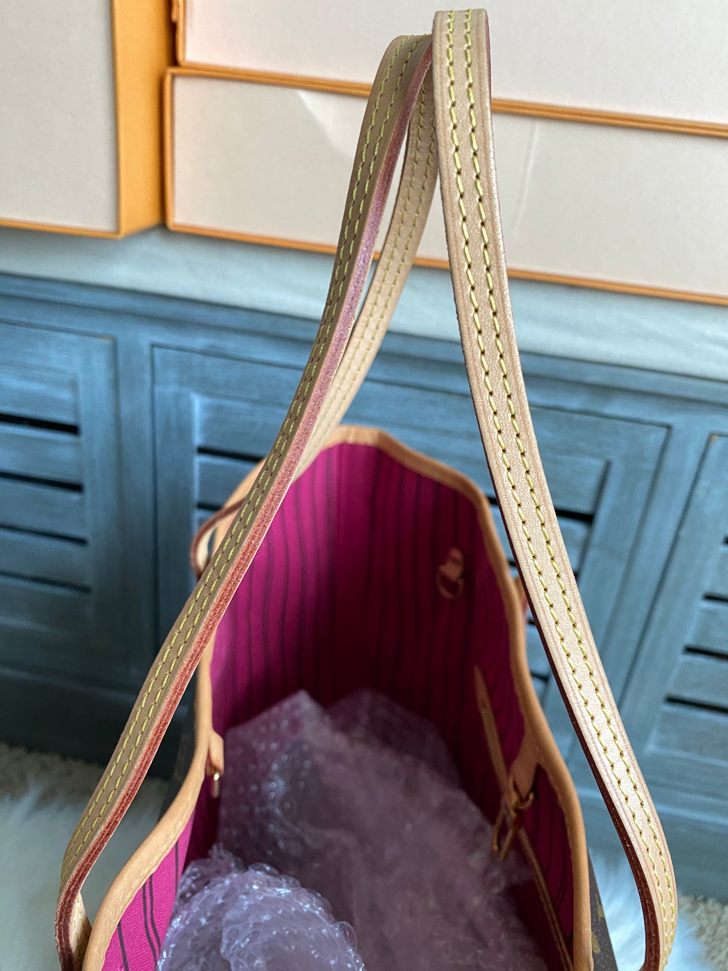 Louis Vuitton Neverfull MM With Pouch - Pink/Pivoine Interior