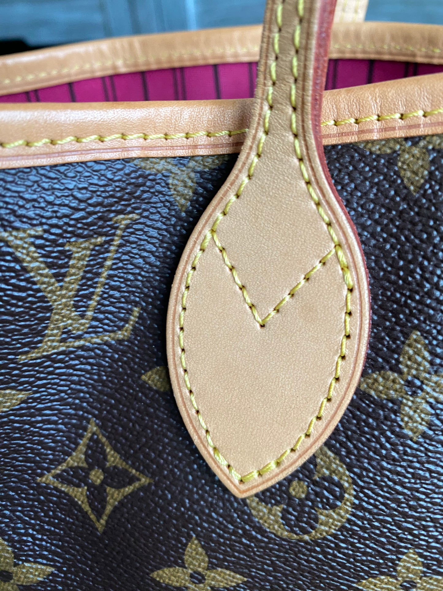 Louis Vuitton Neverfull MM With Pouch - Pink/Pivoine Interior