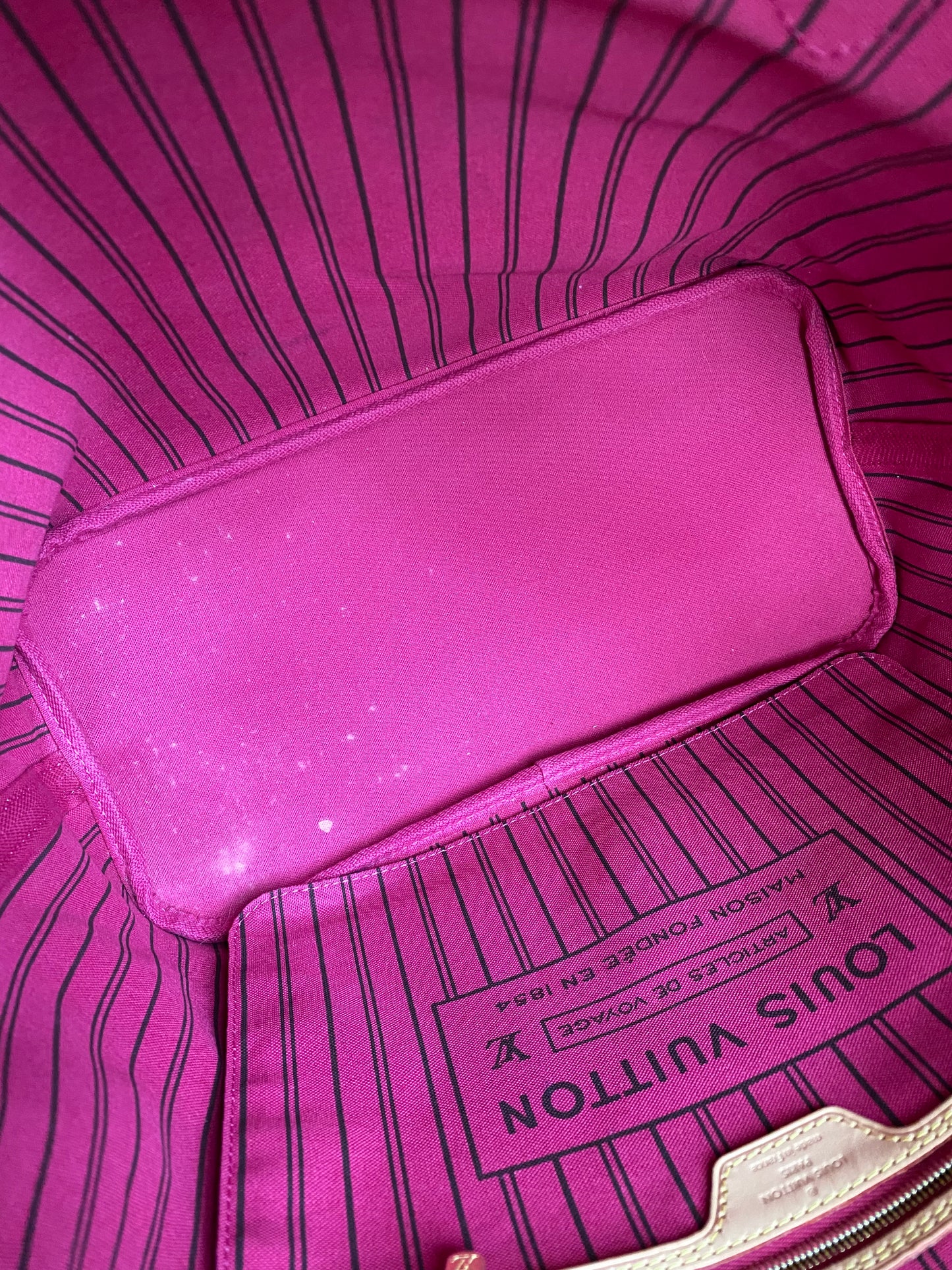 Louis Vuitton Neverfull MM With Pouch - Pink/Pivoine Interior