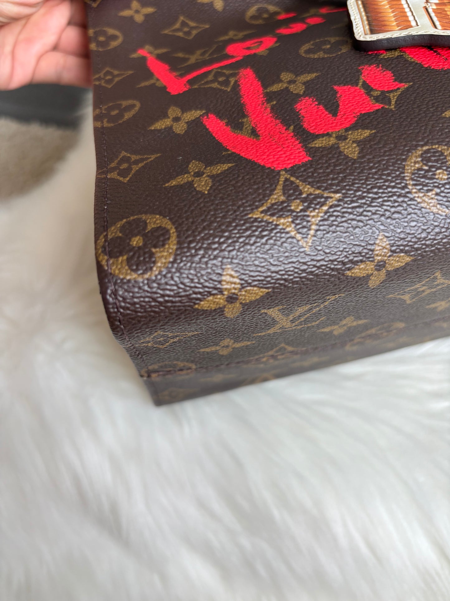 Louis Vuitton Fall In Love OnTheGo MM