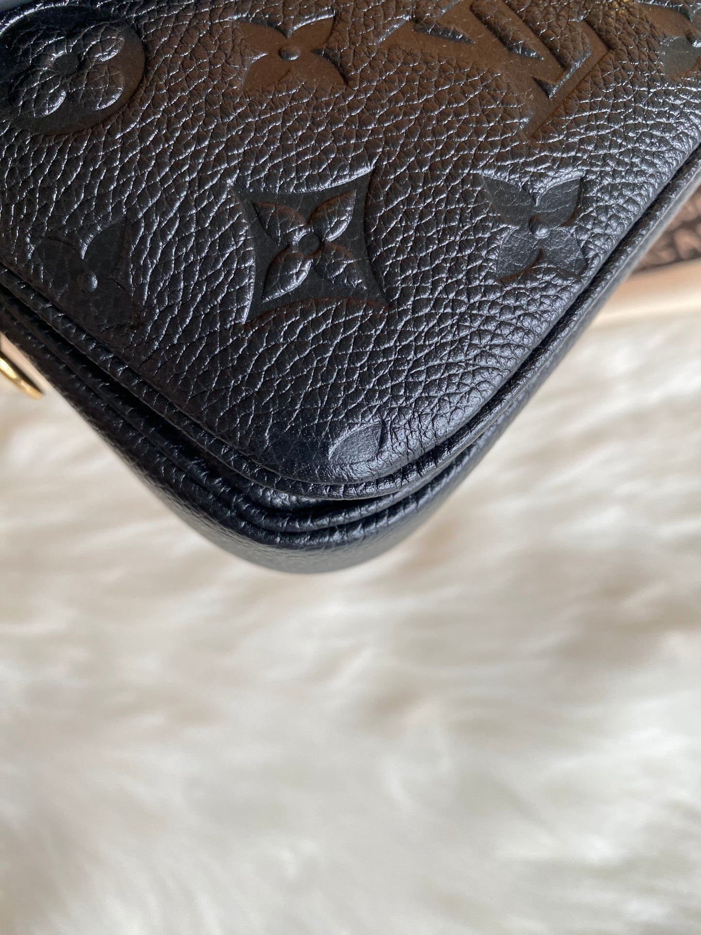 Louis Vuitton Pochette Metis East West Black Empreinte