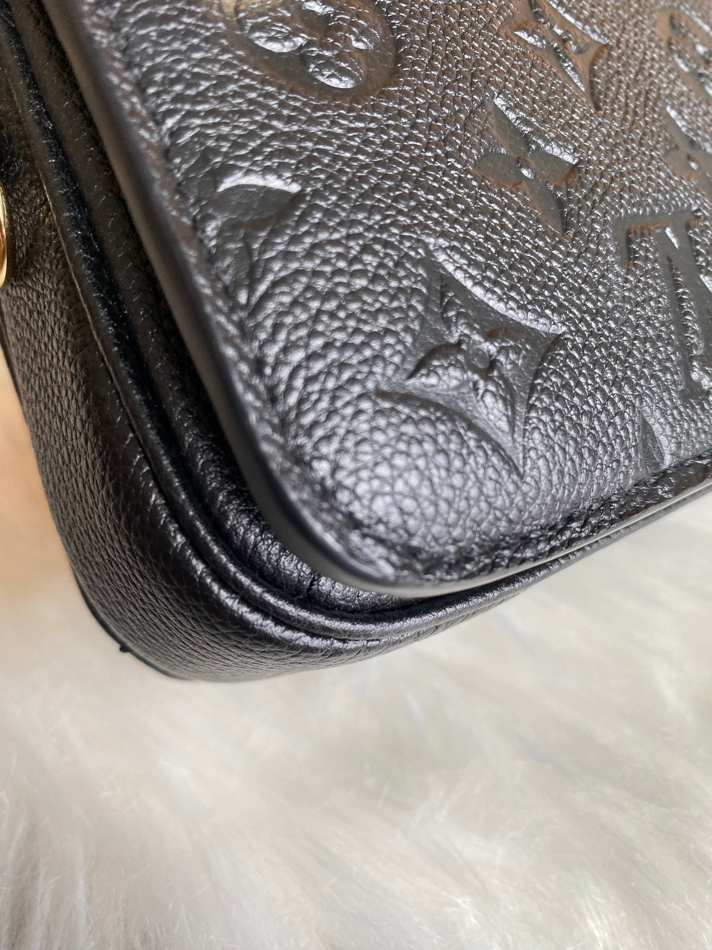 Louis Vuitton Pochette Metis East West Black Empreinte